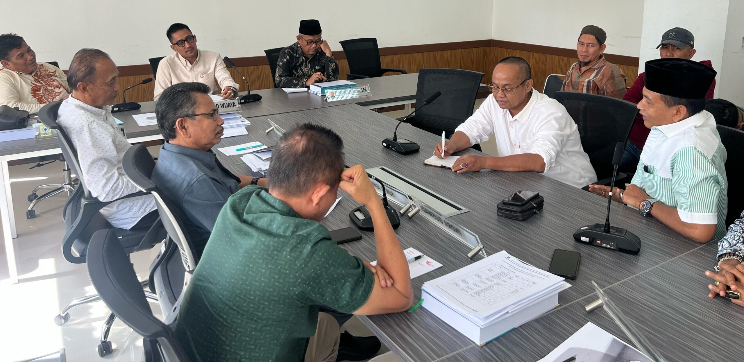 Pansus II rapat pembahasan LKPJ Pemko Padang tahun 2024. [foto : ist]