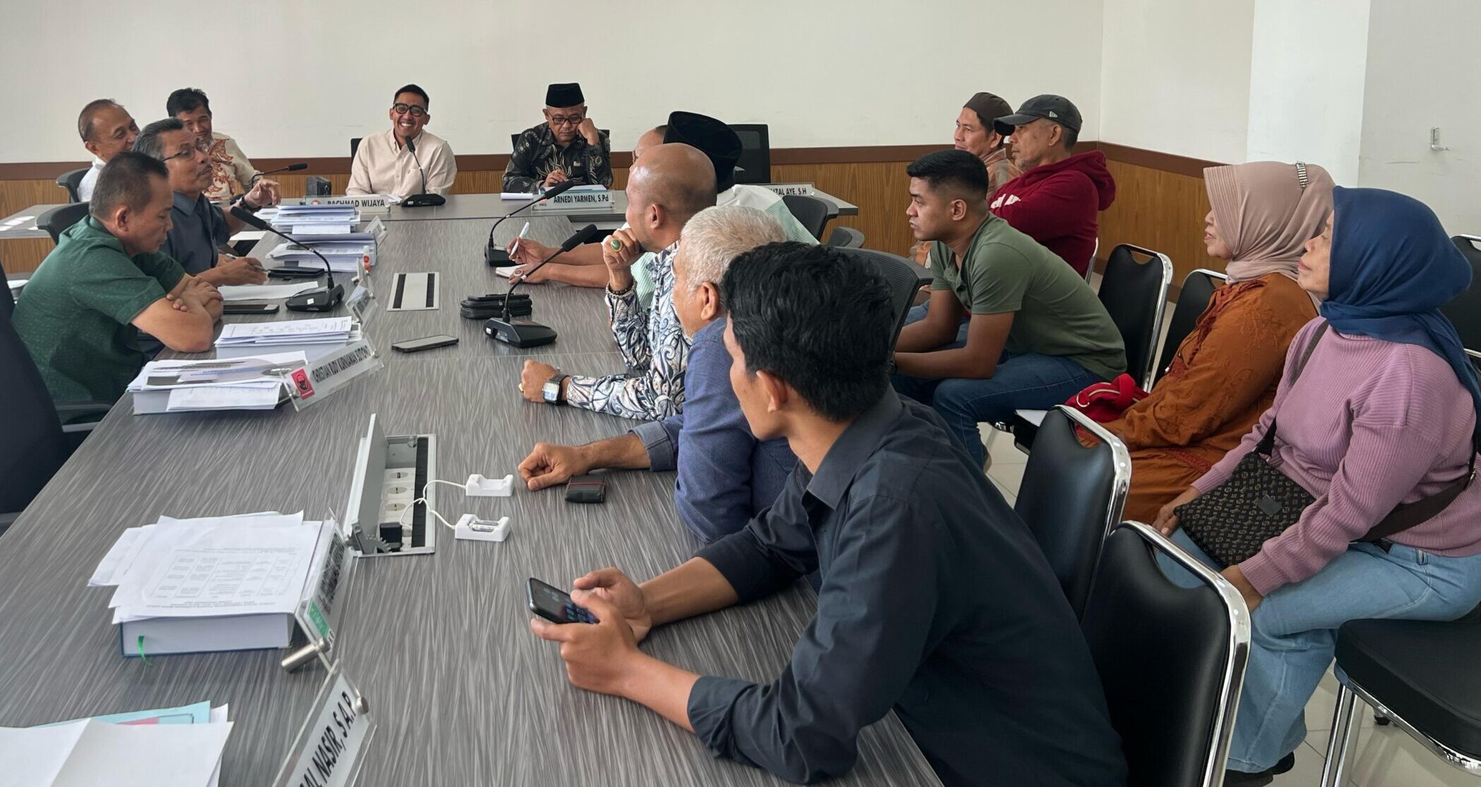 Pansus II dengarkan penyampaian mitra kerja terkait LKPJ Pemko Padang tahun 2024. [foto : ist]