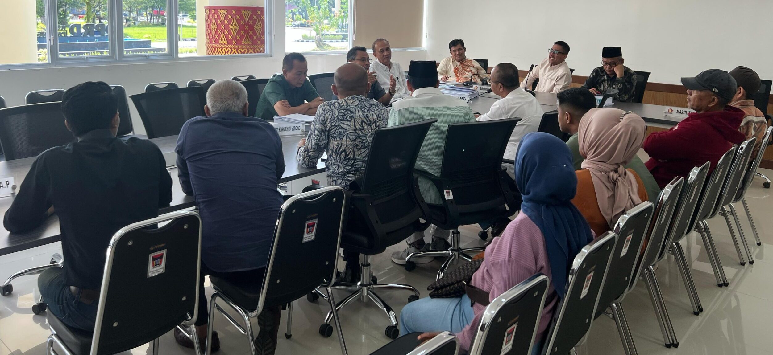 Pansus II mendengarkan permasalahan dari mitra kerja Pemko Padang. [foto : ist]