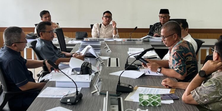 Pansus II fokus membahas LKPJ bersama mitra kerja dari Pemko Padang. [foto : ist]