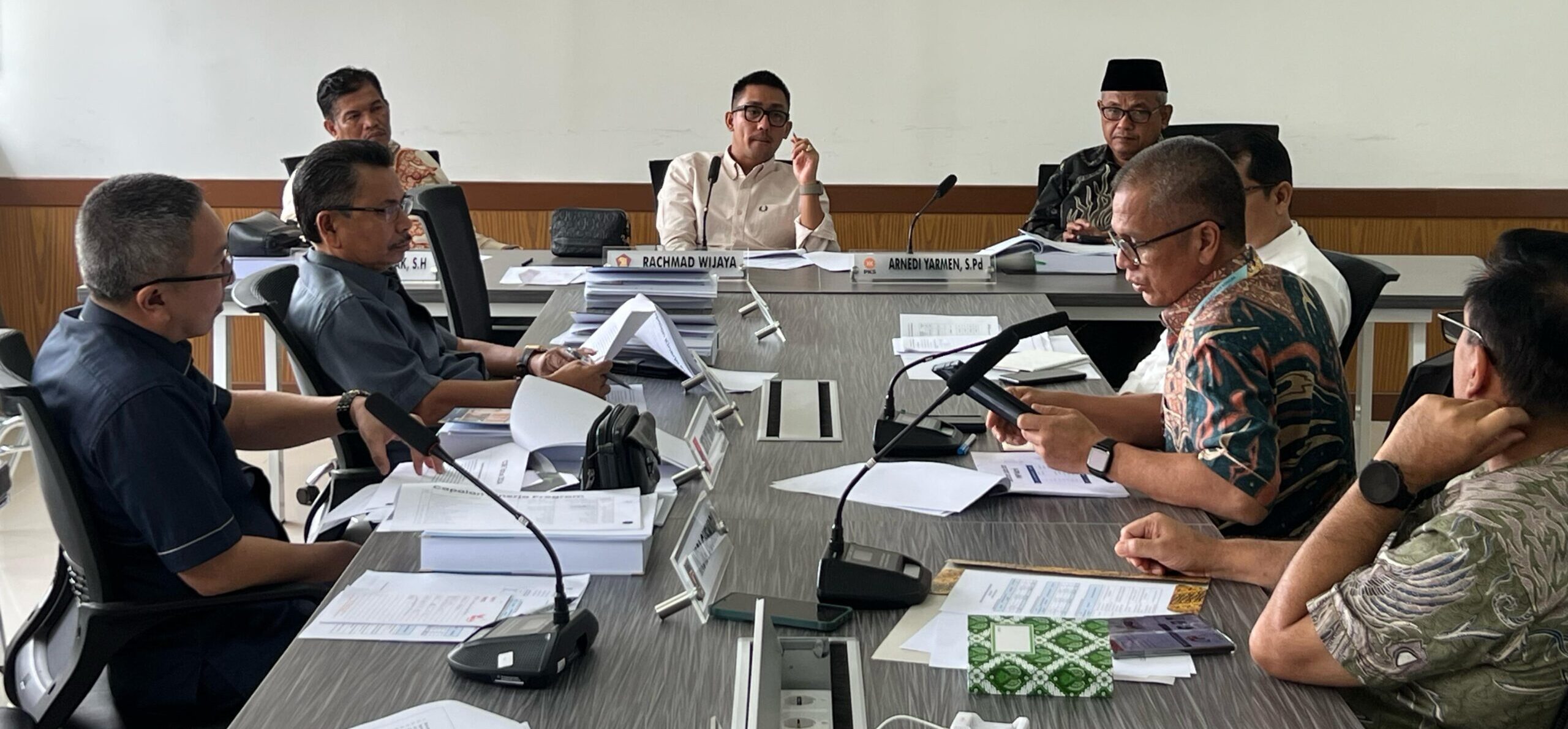 Pansus II fokus membahas LKPJ bersama mitra kerja dari Pemko Padang. [foto : ist]