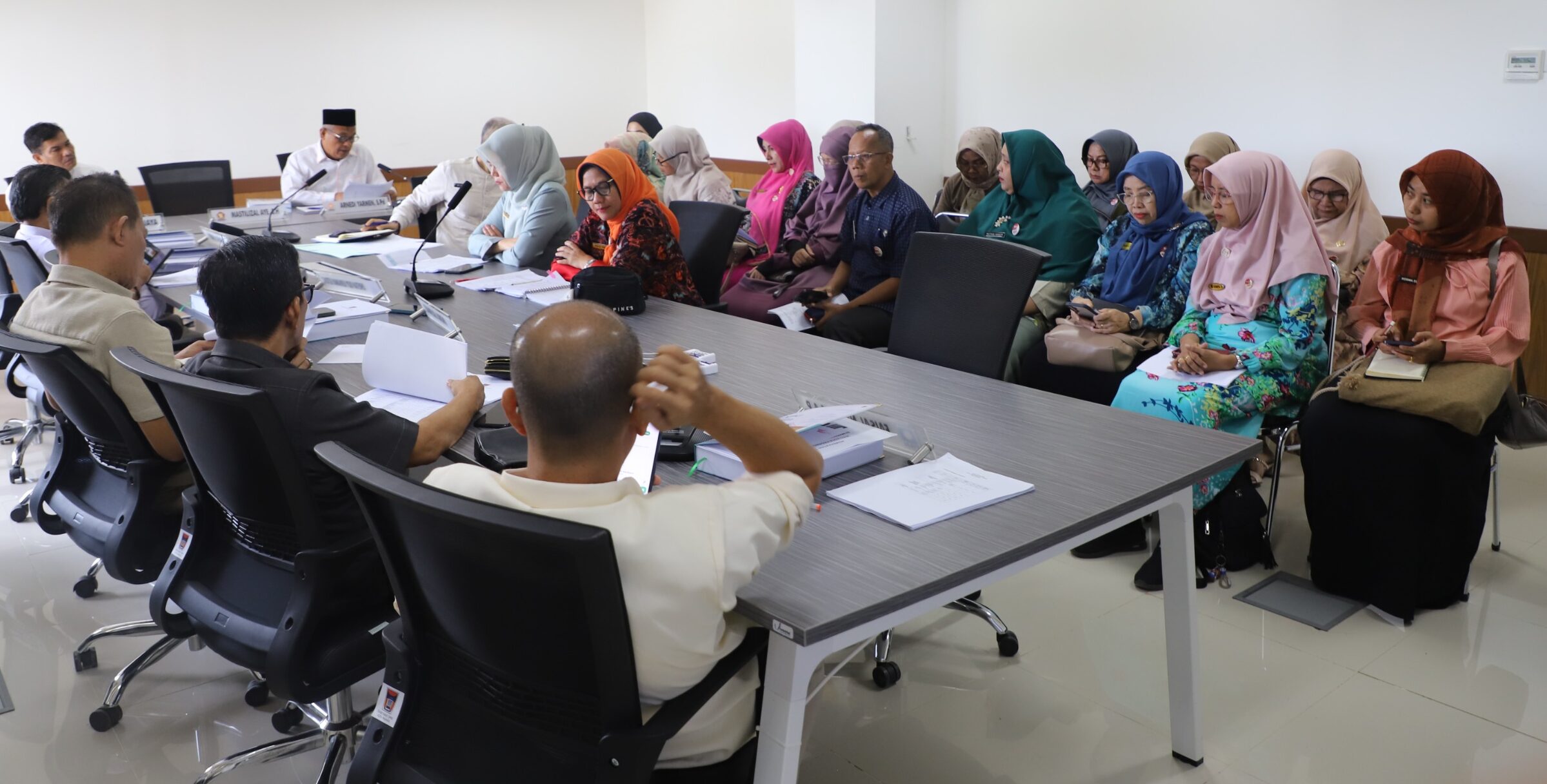 Pansus II mendengarkan paparan kerja dari pihak Pemko Padang. [foto : ist]