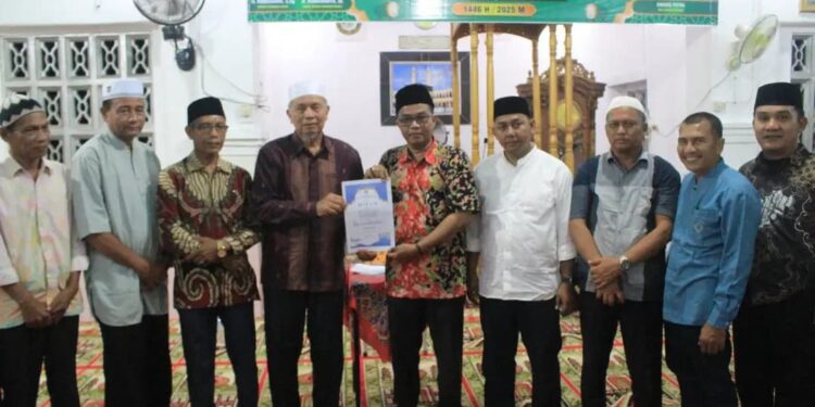 Bupati Pasaman Barat, Hamsuardi safari Ramadan di Masjid Nurul Huda, Mandiangin, Kecamatan Kinali. Senin, (17/3) malam [foto : ist]