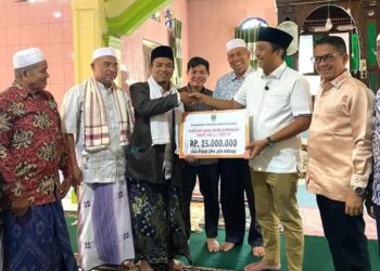 Wagub Sumbar, Vasco Ruseimy saat menyerahkan bantuan uang tunai kepada pengurus Masjid Al-Muttaqin, Jorong Irian, Nagari Ujung Gading. Jumat (14/3) [foto : ist]