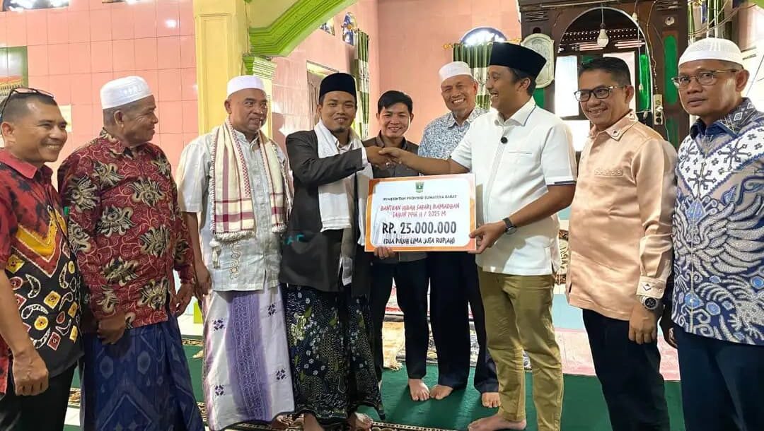 Wagub Sumbar, Vasco Ruseimy saat menyerahkan bantuan uang tunai kepada pengurus Masjid Al-Muttaqin, Jorong Irian, Nagari Ujung Gading. Jumat (14/3) [foto : ist]