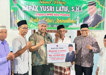 Anggota DPRD Kota Padang, Yusri Latif safari Ramadan di Musala Al Ikhlas. [foto : sci/yrp]
