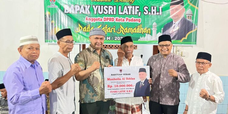 Anggota DPRD Kota Padang, Yusri Latif safari Ramadan di Musala Al Ikhlas. [foto : sci/yrp]