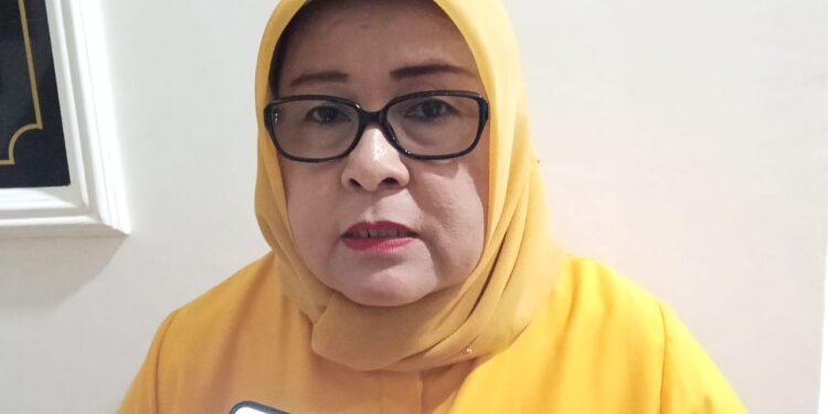 Anggota DPRD Sumbar, Siti Izzati Aziz saat wawancara dengan media. Minggu, (23/03/2025) [foto : sci/yrp)