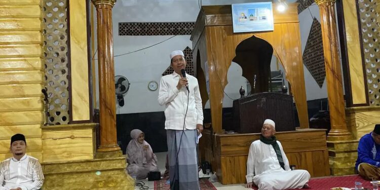 Wakil Bupati Pasaman Barat, Risnawanto, mengunjungi Masjid Al-Mukhlisin Bandarejo pada Senin malam (17/3) [foto : ist]