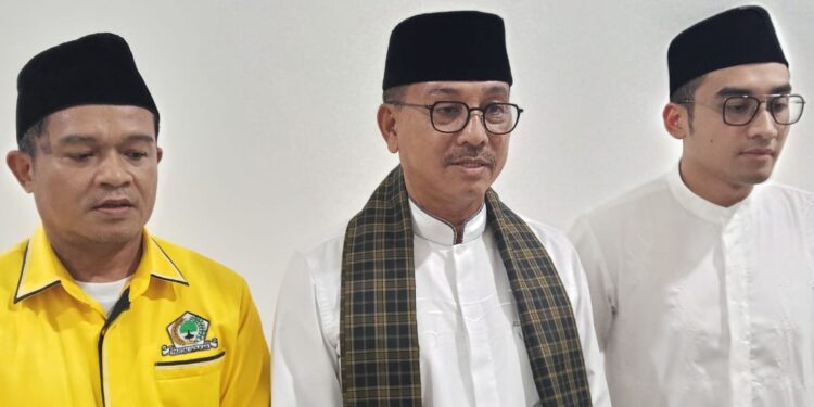 Ketua DPD Golkar Sumbar, Khairunnas didampingi Bendahara, Muhammad Tommy Arby Rumengan dan Wakil Sekretaris, Aguswanto saat wawancara dengan media. Minggu, (23/03/2025) [foto : sci/yrp]