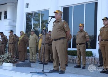 upati Asahan Taufik Zainal Abidin memimpin Apel perdana bulan Maret di Halaman Kantor Bupati Asahan, Senin (03/03/2025).