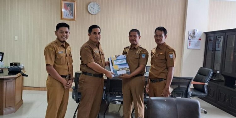 DPRD Pasbar Serahkan SK Mendagri Soal Usulan Penetapan Bupati dan Wabup Terpilih
