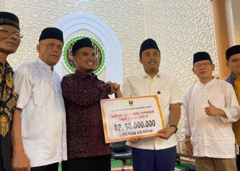Dukung Pembangunan Masjid, Wagub Vasko Ruseimy Salurkan Bantuan Rp50 Juta