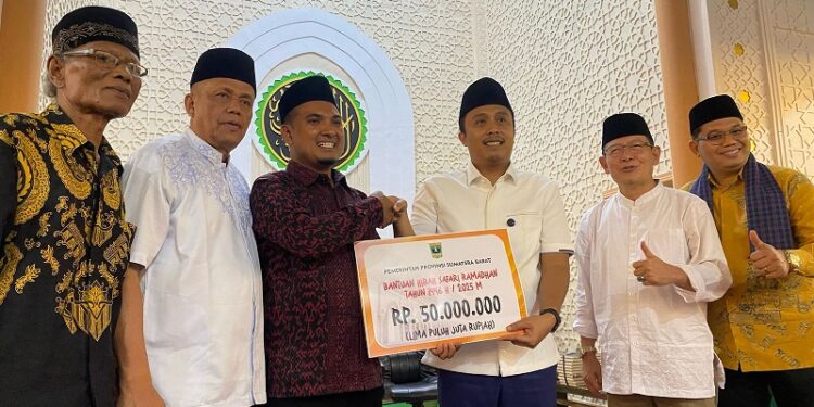 Dukung Pembangunan Masjid, Wagub Vasko Ruseimy Salurkan Bantuan Rp50 Juta