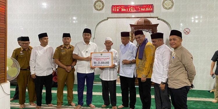 Safari Ramadan di Payakumbuh, Wagub Sumbar Serahkan Bantuan untuk Masjid Baitul Inabah