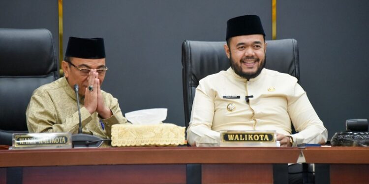 Wali Kota dan Wawako Padang saat menyampaikan LKPJ kepada DPRD Kota Padang, dalam Sidang Paripurna DPRD Kota Padang, Senin (10/3). (Foto: Ist)