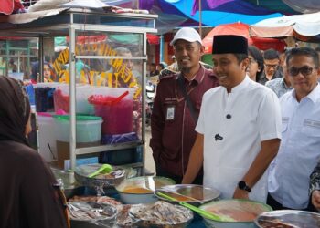 Wagub Vasco Ruseimy Pastikan Keamanan Takjil Ramadan di Pasar Banda Buek