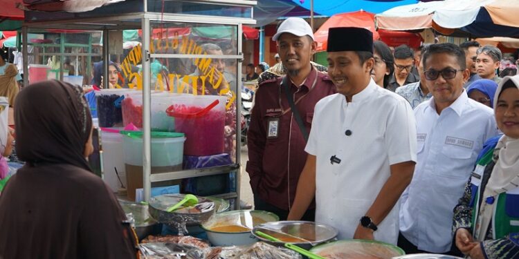 Wagub Vasco Ruseimy Pastikan Keamanan Takjil Ramadan di Pasar Banda Buek