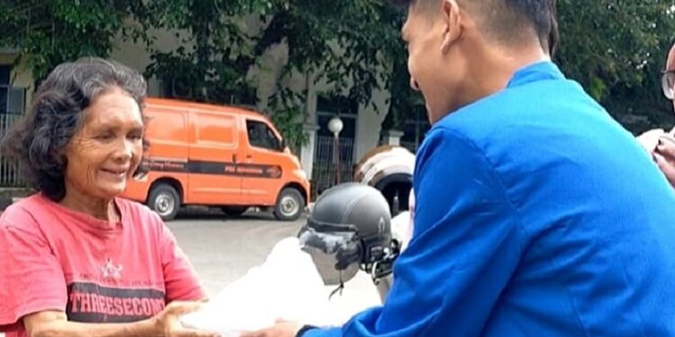 PMII UIN Imam Bonjol Bagi-bagi Takjil di Lubuk Buaya