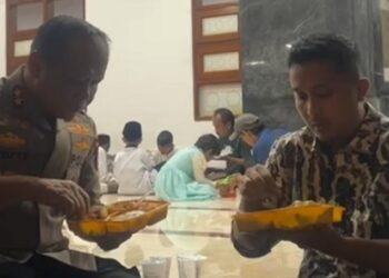 Wagub Sumbar Vasko Ruseimy dan Kapolda Lesehan Berbuka Puasa di Masjid, Tunjukkan Kedekatan dengan Masyarakat