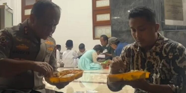 Wagub Sumbar Vasko Ruseimy dan Kapolda Lesehan Berbuka Puasa di Masjid, Tunjukkan Kedekatan dengan Masyarakat