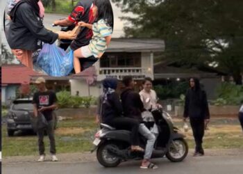 Pegawai Toko Kopi Munir saat membagikan takjil di Jalan Lintas Sumatera, Nagari Sikabau. Sabtu, (22/03/2025) [foto : ist]