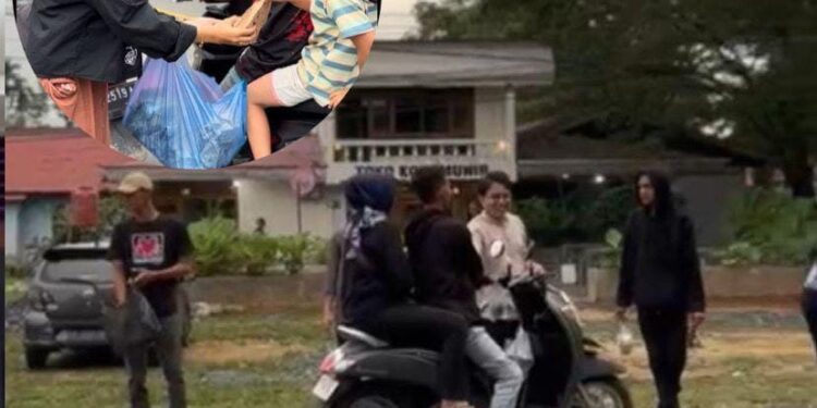 Pegawai Toko Kopi Munir saat membagikan takjil di Jalan Lintas Sumatera, Nagari Sikabau. Sabtu, (22/03/2025) [foto : ist]