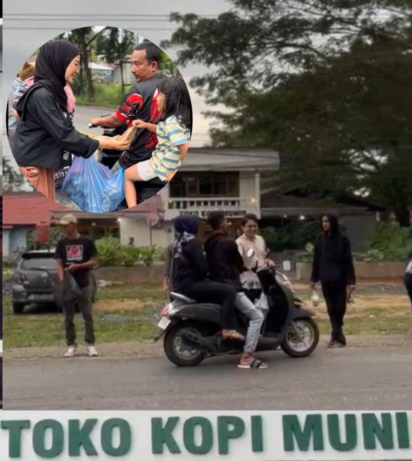 Pegawai Toko Kopi Munir saat membagikan takjil di Jalan Lintas Sumatera, Nagari Sikabau. Sabtu, (22/03/2025) [foto : ist]