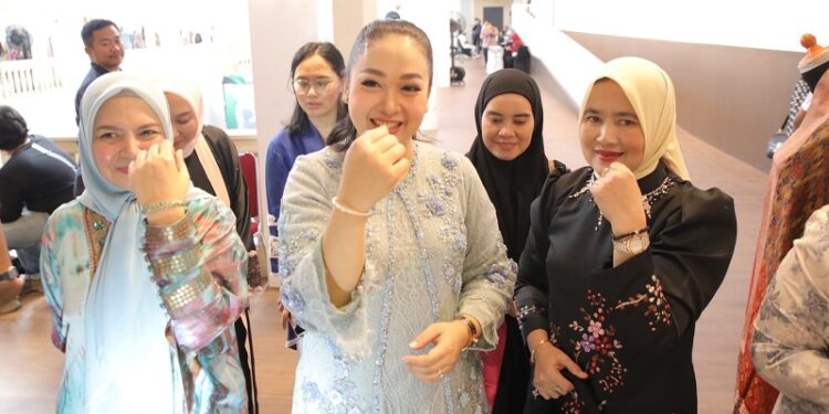 Ketua TP-PKK Kabupaten Asahan Ikuti Penutupan MRFW