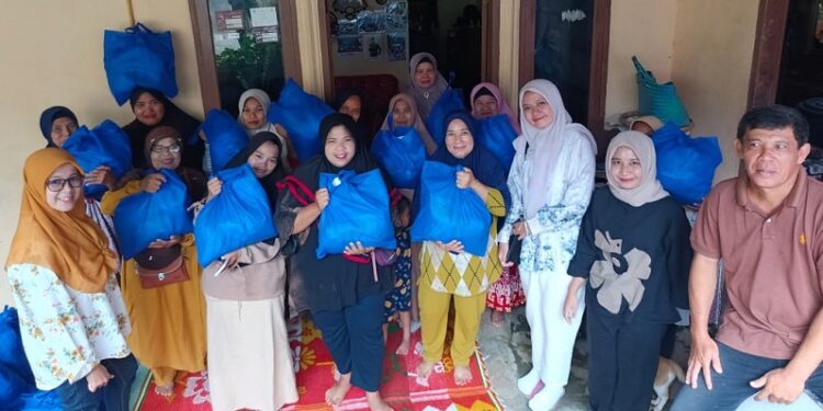 Legislator DPR RI Rico Alviano Bagi-bagi Sembako Jelang Idulfitri