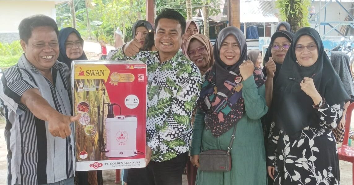 Anggota DPRD Kota Padang F-PKB saat memberikan bantuan alat semprot kepada kelompok tani Tenaga Baru. [foto : ist]