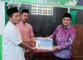 Anggota DPRD Kota Padang F-PKB menyerahkan bantuan uang tunai kepada pengurus saat safari Ramadan di Masjid Al Ihsan RW 12 Rimbo Tarok. [foto : ist]