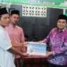 Anggota DPRD Kota Padang F-PKB menyerahkan bantuan uang tunai kepada pengurus saat safari Ramadan di Masjid Al Ihsan RW 12 Rimbo Tarok. [foto : ist]