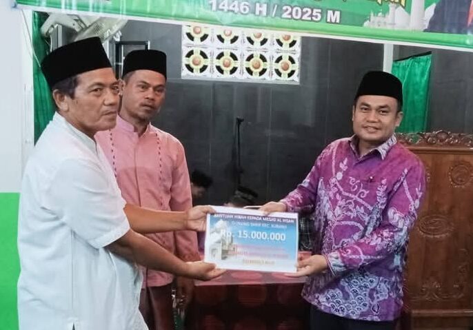 Anggota DPRD Kota Padang F-PKB, Zalmadi menyerahkan bantuan uang tunai kepada pengurus saat safari Ramadan di Masjid Al Ihsan RW 12 Rimbo Tarok. [foto : ist]