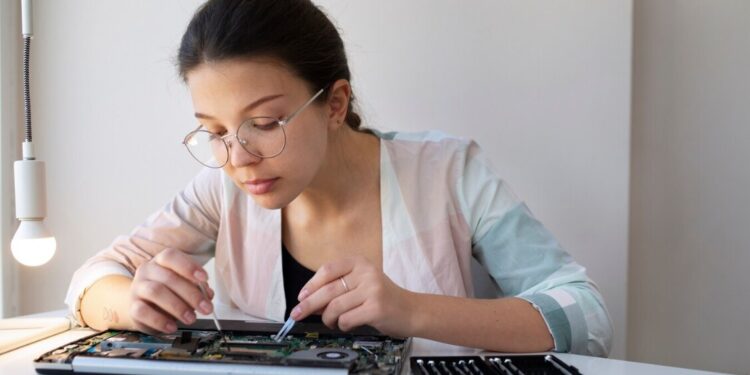 Mau Laptop Kamu Awet? Ikuti 7 Tips Perawatan Berikut Ini!