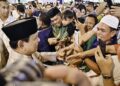 Presiden Prabowo Sambut Ribuan Warga Saat Gelar Griya Idulfitri 1446 H