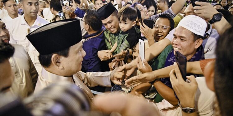 Presiden Prabowo Sambut Ribuan Warga Saat Gelar Griya Idulfitri 1446 H