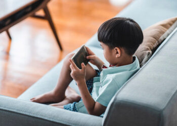 Cara Bijak Anak Gunakan HP, Orang Tua Perlu Tahu Ini