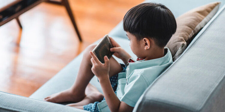 Cara Bijak Anak Gunakan HP, Orang Tua Perlu Tahu Ini