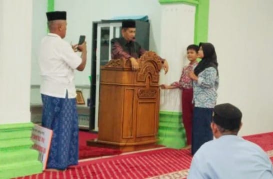 Wakil Ketua DPRD Sumbar Evi Yandri Subuh Mubarokah di Musala Al Muhajirin Rimbo Tarok