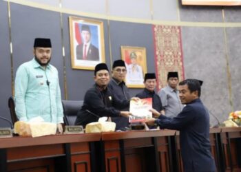 Ketua Fraksi PAN Rustam Effendi Menyerahkan Dokumen Pandangan Akhir Fraksi ke Ketua DPRD Kota Padang Muharlion. Kamis, (27/03/2025) [foto : ist]