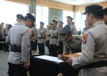 Penandatanganan Pakta Integritas Jabatan oleh pejabau utama dan Kapolres yang baru dilantik. Senin, (14/04/2025) [Foto : ist]