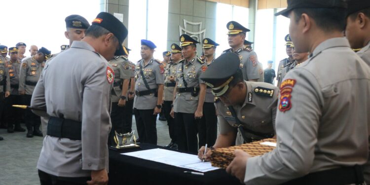 Penandatanganan Pakta Integritas Jabatan oleh pejabau utama dan Kapolres yang baru dilantik. Senin, (14/04/2025) [Foto : ist]