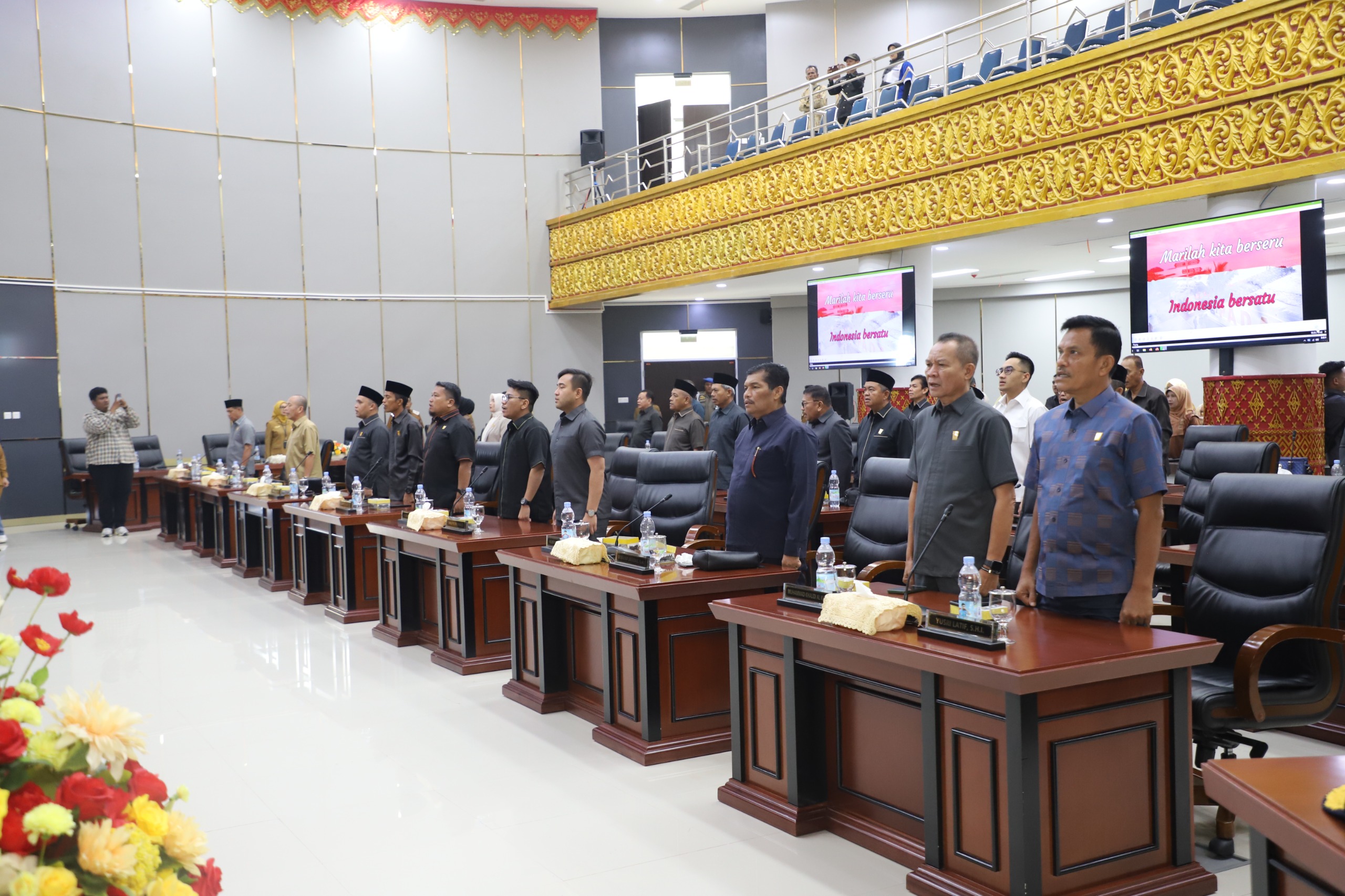 Anggota DPRD kota Padang menyanyikan lagu Indonesia Raya saat sidang paripurna. Senin, (14/04/2025) [foti : ist]