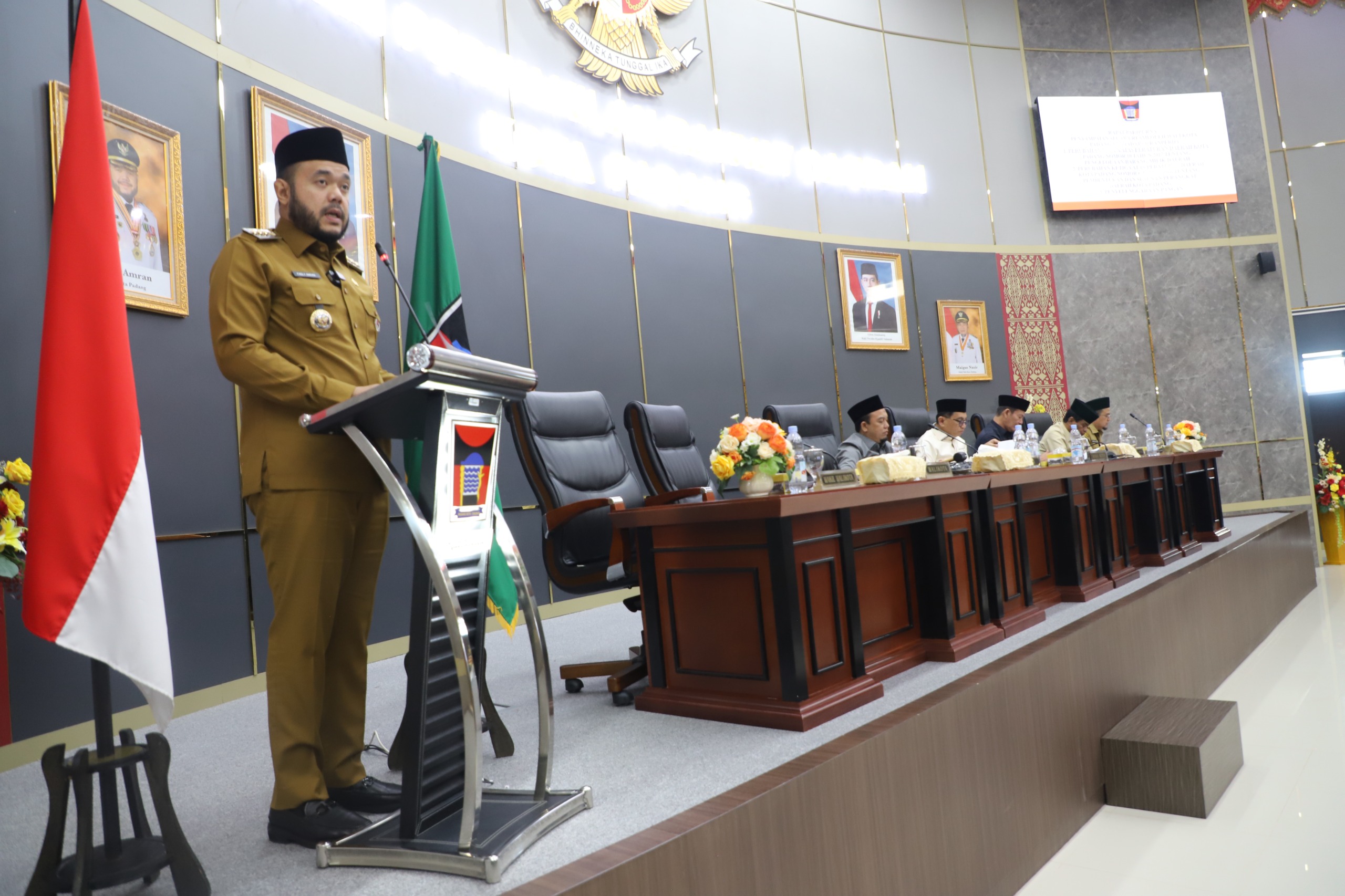 Walikota Padang Fadly Amran menyampaikan  usulan ranperda saat paripurna. Senin, (14/04/2025) [foto : ist]