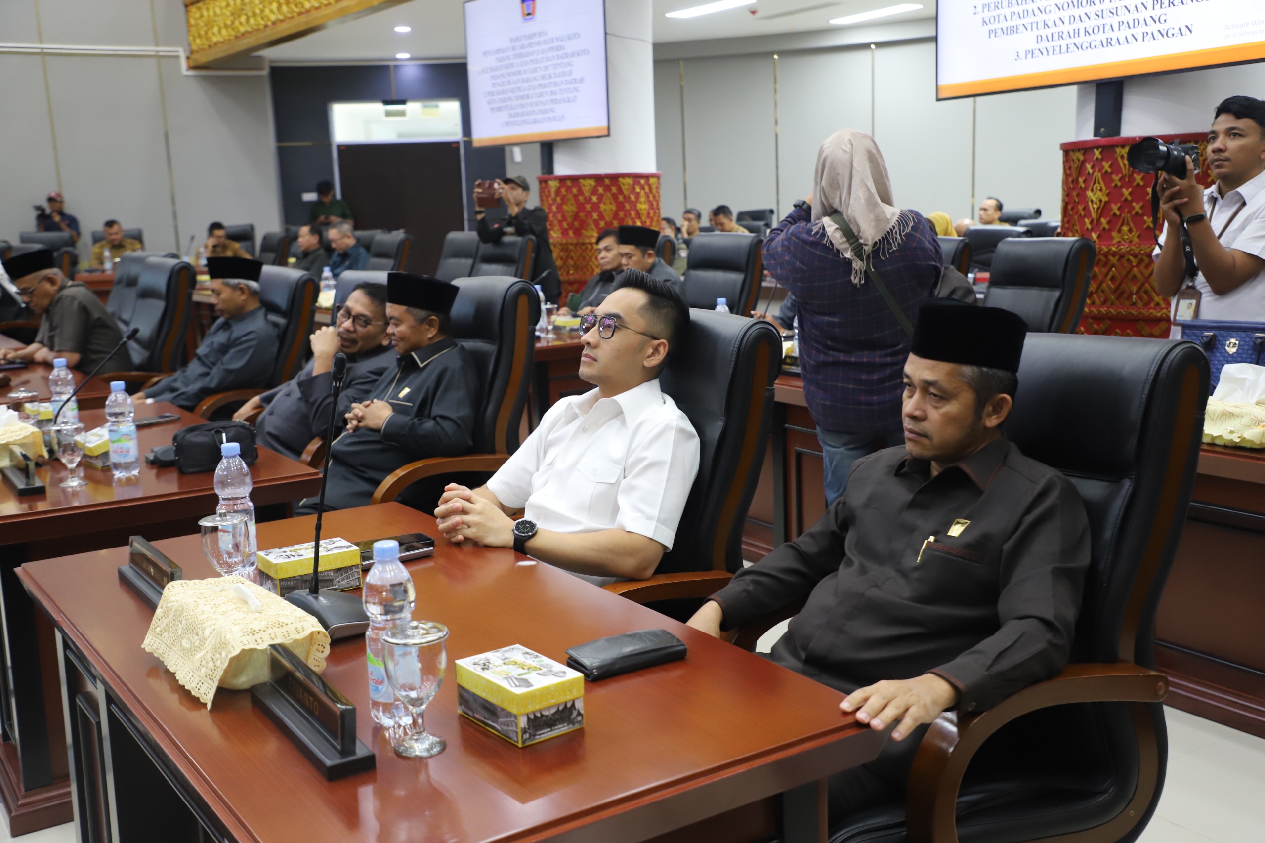 Anggota DPRD Padang saat mendengarkan penyampaian Ranperda oleh Wali Kota Padang, Fadly Amran. Senin, (14/04/2025) [foto : ist]