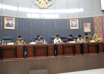 Pimpinan Rapat Parimpurna DPRD Kota Padang tentang penyampaian Ranperda oleh Wali Kota Padang. Senin, (14/04/2025) [foto : ist]