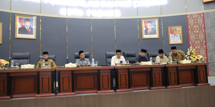Pimpinan Rapat Parimpurna DPRD Kota Padang tentang penyampaian Ranperda oleh Wali Kota Padang. Senin, (14/04/2025) [foto : ist]