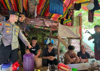 Penggrebekan aktivitas tambang emas ilegal di Kawasan Bukit Bulat, Jorong Sungai Ipuh, Nagari Persiapan Balun Pakan Rabaa Tengah, Kecamatan Koto Parik Gadang Diateh, Kabupaten Solok Selatan (Solsel) oleh Polisi. Selasa, (15/04/2025) [foto : ist]