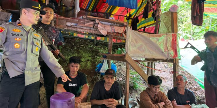 Penggrebekan aktivitas tambang emas ilegal di Kawasan Bukit Bulat, Jorong Sungai Ipuh, Nagari Persiapan Balun Pakan Rabaa Tengah, Kecamatan Koto Parik Gadang Diateh, Kabupaten Solok Selatan (Solsel) oleh Polisi. Selasa, (15/04/2025) [foto : ist]